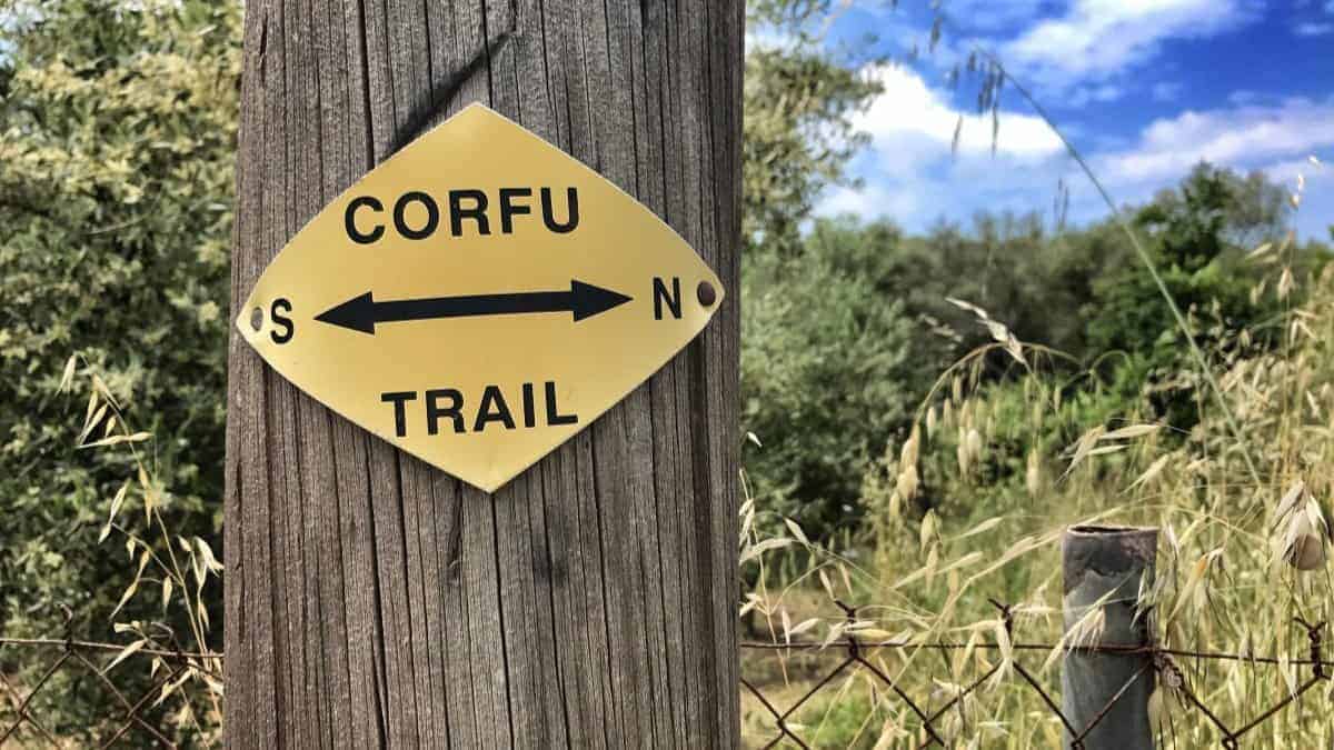 Corfu Trail Gele borden in beide richtingen