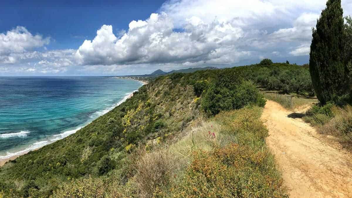 Corfu Trail km 30 Wandern an der Steilküste mit Panorama und Sonnenschein