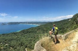 Corfut Trail km 119 tolles Highlight zum Schluss mit Blick auf die Bucht von Agios Georgios im Nordwesten von Korfu