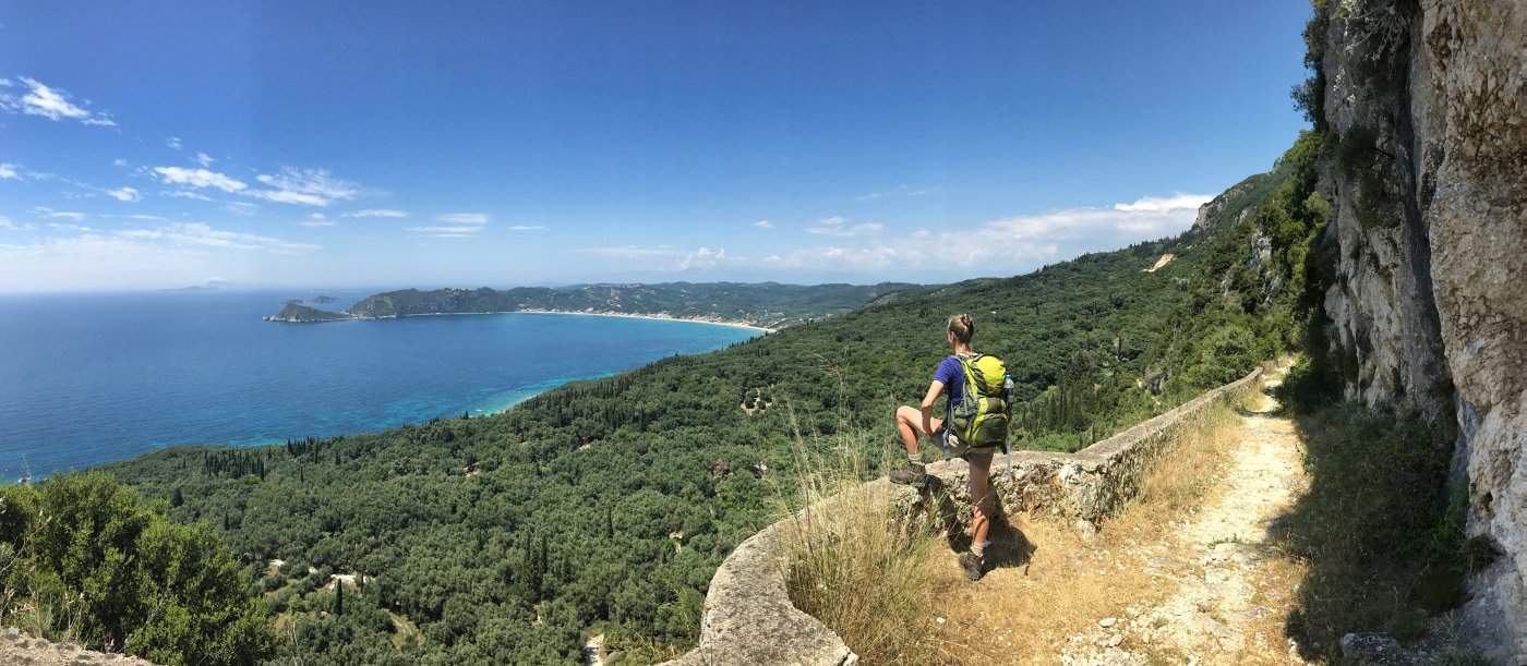 Corfut Trail km 119 geweldig hoogtepunt aan het einde met uitzicht op de baai van Agios Georgios in het noordwesten van Corfu