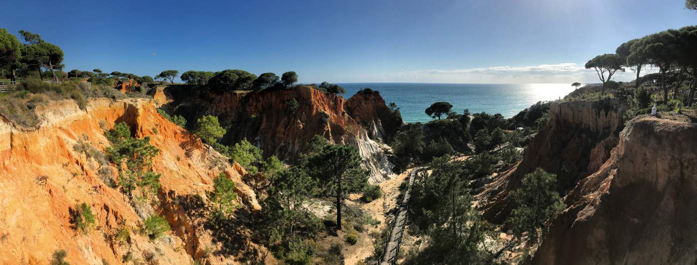 Küstenwanderung Algarve Albufeira Olhos de Água Aufgang zum Aufzug des Pine Cliffs Resorts