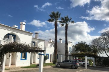 Küstenwanderung Algarve Carvoeiro Pestana Palm Gardens Hotel Resort zweistöckige Gebäude mit Appartments