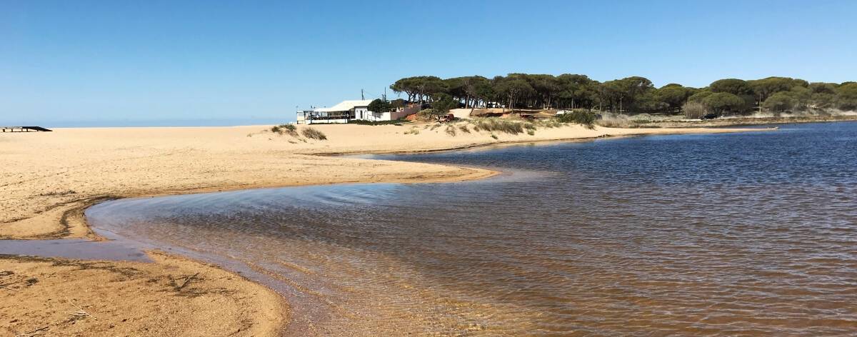 Küstenwanderung Algarve Etappe 1 12 kleine Lagune kurz vor Quarteira quer