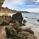 Küstenwanderung Algarve Etappe 2 04 Praia Maria Luisa bei Ebbe direkt am Strand wandern