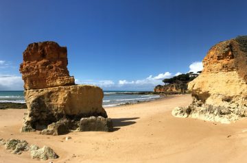 Küstenwanderung Algarve Etappe 2 04 einer der zahlreichen roten Felsen am Strand