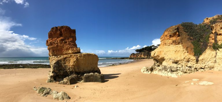 Küstenwanderung Algarve Etappe 2 04 einer der zahlreichen roten Felsen am Strand