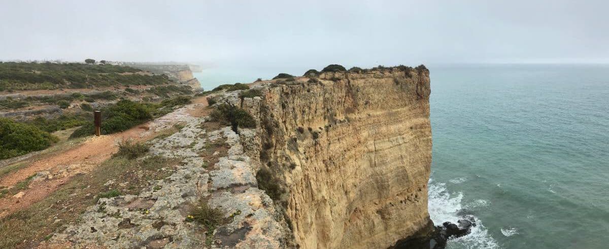 Küstenwanderung Algarve Etappe 4 03 über der Praia da Grilheria