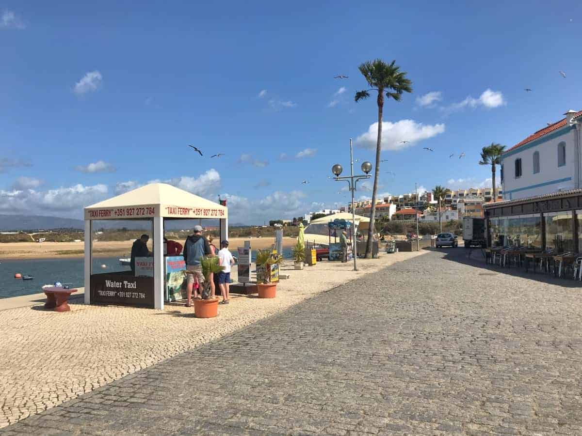 Küstenwanderung Algarve Etappe 4 10 bei gutem Wetter verkehrt das Boot von Ferragudo Taxi Ferry