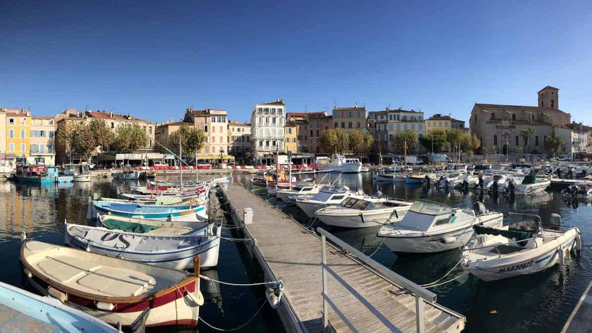 Küstenwanderweg Marseille Etappe 2 La Ciotat besitzt einen netten Stadtkern mit Hafen und Kirche