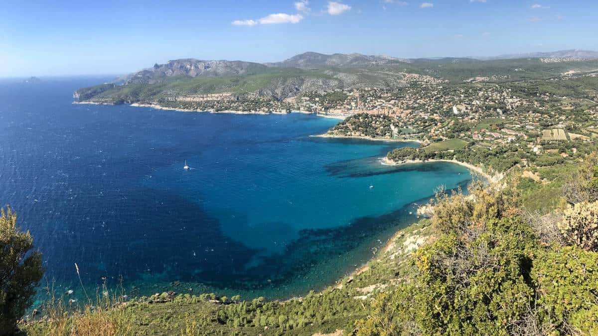 Küstenwanderweg Marseille Etappe 3 Cassis liegt in einer traumhaften Bucht
