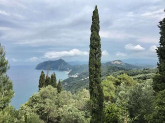 Corfu-Trail - km 83 - In der Ferne ist die Bucht von Glifada erkennbar. Ermones liegt hinter dem Bergrücken
