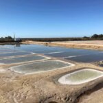 Salzgewinnung in einer der Salinas im Parque Natural Ria Formosa