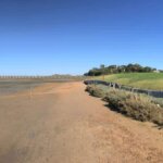 ein Holzsteg führt über die Lagune an den Strand