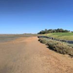ein Holzsteg führt über die Lagune an den Strand