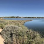 Wanderung vorbei an pompösen Villen und Ferienanlagen