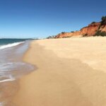 Die rötlichen Felsen sind typisch für die Algarve
