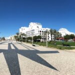 Ortseingang von Quarteira mit gepflegter Promenade