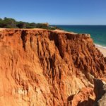 rotes Kliff an der Praia da Falésia