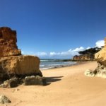 Einer der zahlreichen roten Felsen am Strand