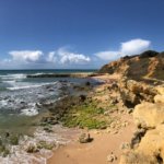 Kleine Wanderwege oberhalb des Strands