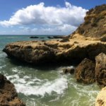 Der Wegweg verläuft auf dem flachen Felsplateau