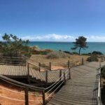 Hübscher Holztreppenweg zur Praia de São Rafael