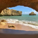 Zur Praia da Ponta Pequena gelangt man nur kletternder Weise