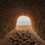 Dieser Tunnel verbindet die Praia da Senhora da Rocha mit der Praia Nova
