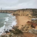 Praia dos Caneiros mit dem Leuchtturm Farol da Ponta do Altar
